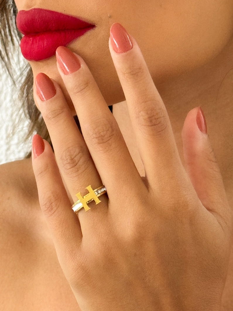 Anel Aço Inoxidável Folheado a Ouro 18k Inspiração Grandes Marcas Resinado e om Zircônia