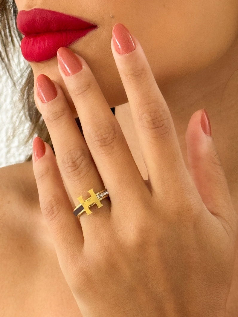 Anel Aço Inoxidável Folheado a Ouro 18k Inspiração Grandes Marcas Resinado e om Zircônia