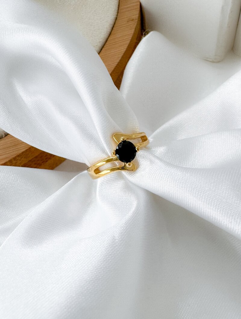 Anel Folheado a Ouro 18k com Detalhe Vazado com Pedra de Zircônia