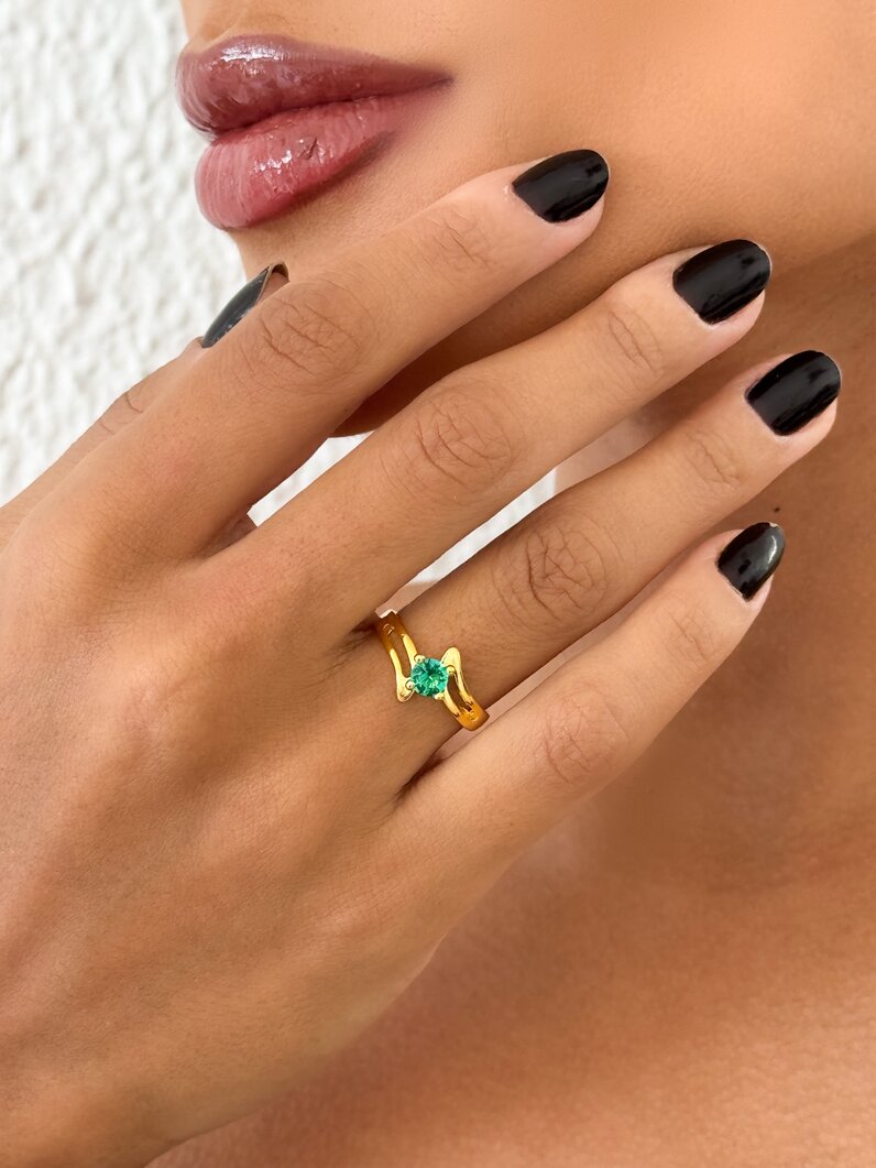 Anel Folheado a Ouro 18k com Detalhe Vazado com Pedra de Zircônia