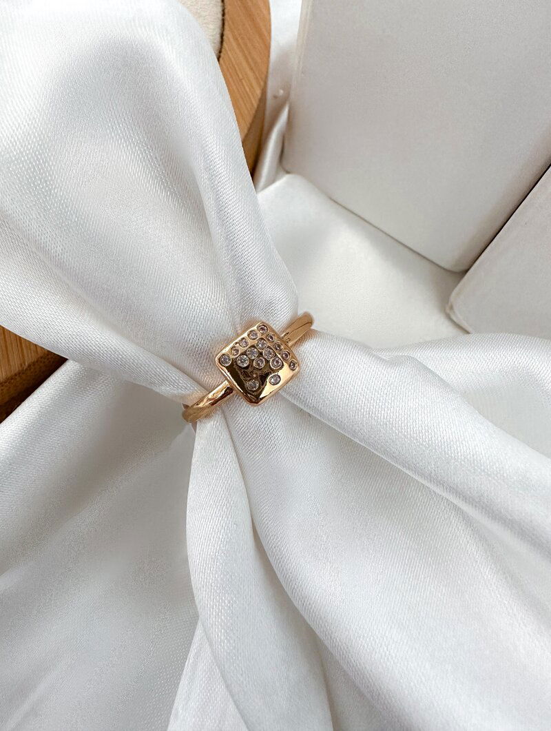 Anel Folheado a Ouro 18K e a Prata Minimalista com Zircônias