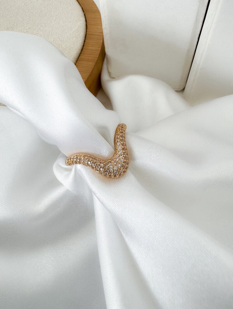 Anel Folheado a Ouro 18k e Desing V Cravejado