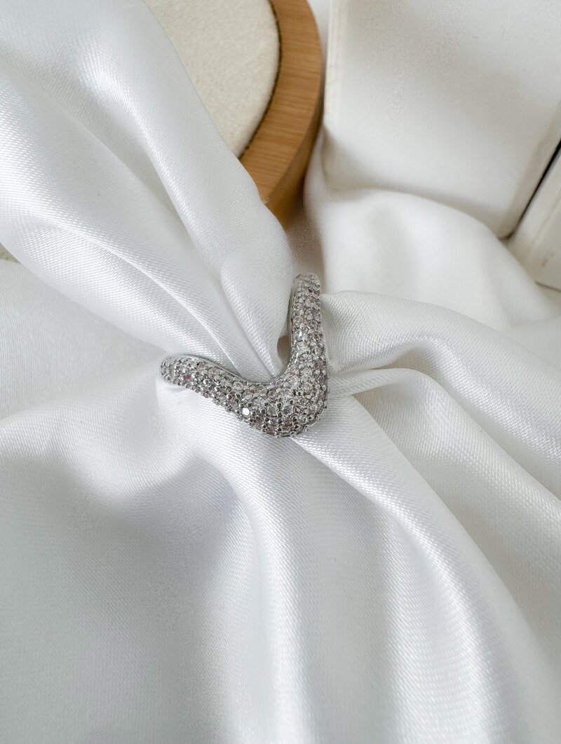 Anel Folheado a Ouro 18k e Desing V Cravejado