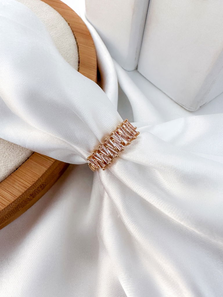 Anel folheado a ouro 18k e prata 925 cravejado com navetes em zircônia