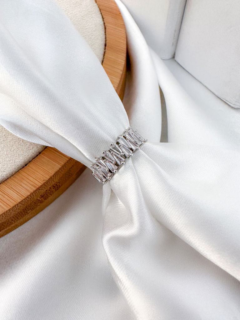 Anel folheado a ouro 18k e prata 925 cravejado com navetes em zircônia