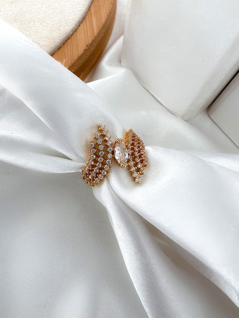Anel folheado a ouro 18k e prata cravejado com pedra de zirconia
