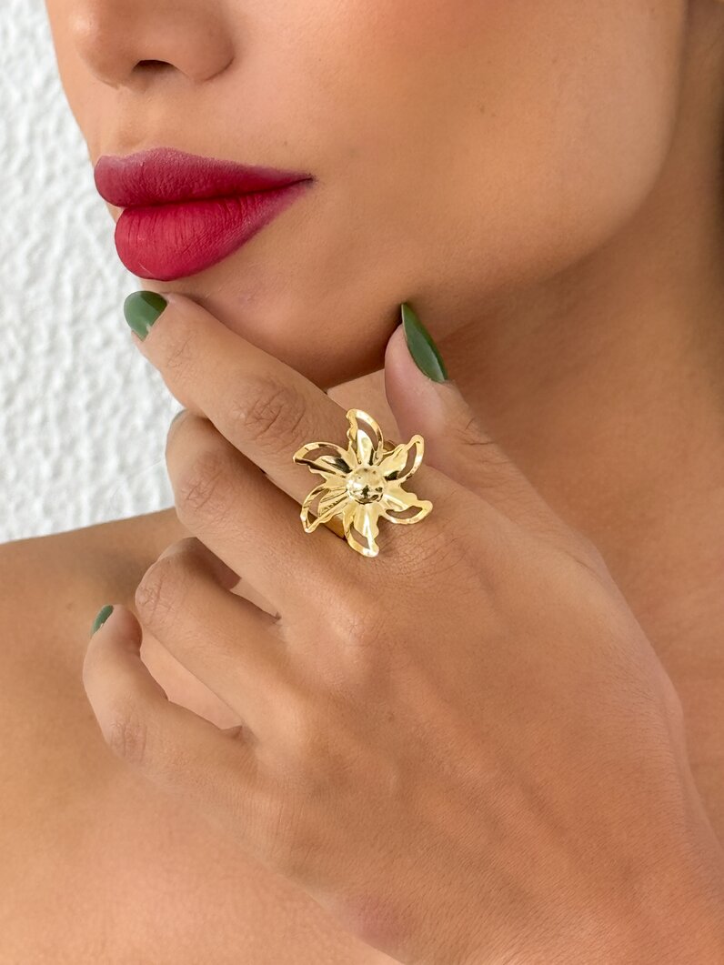 Anel Folheado a Ouro 18k e Prata Design Flor Martelado Vazado
