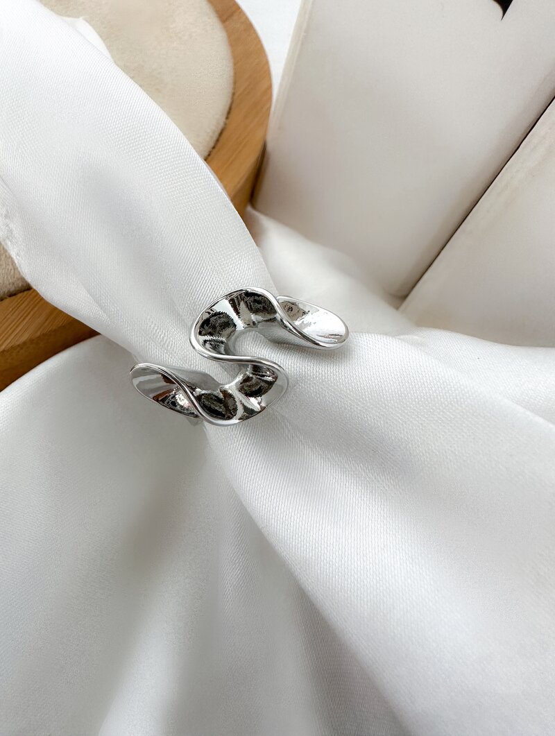 Anel Folheado a Ouro 18k e Prata Design Ondulado