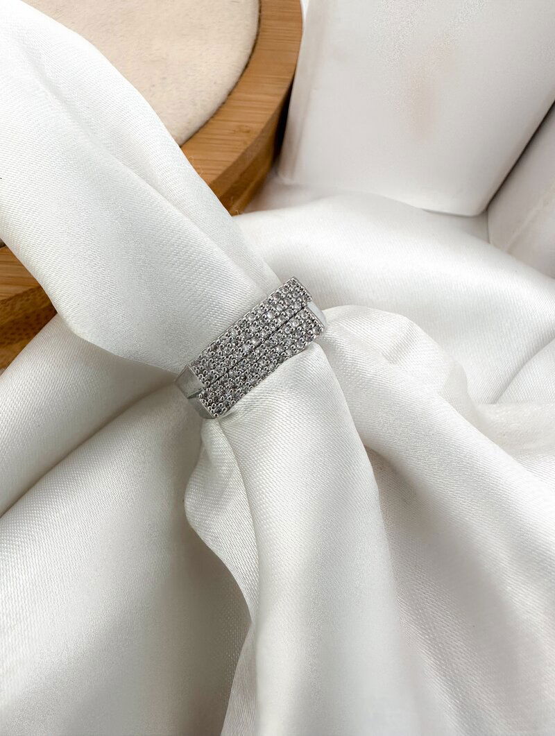 Anel Folheado a Ouro 18k e Prata Design Reto com Detalhe Cravejado