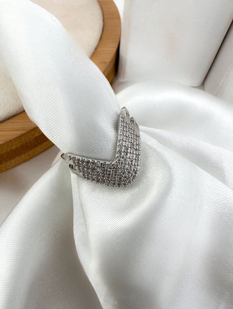 Anel Folheado a Ouro 18k e Prata Design V Cravejado