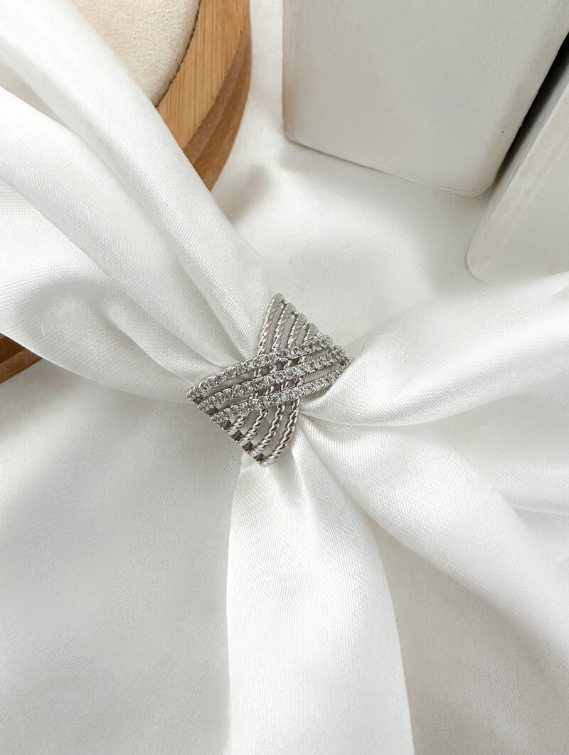 ANEL FOLHEADO A OURO 18K E PRATA DESIGN X DETALHE MICROZIRCONIA