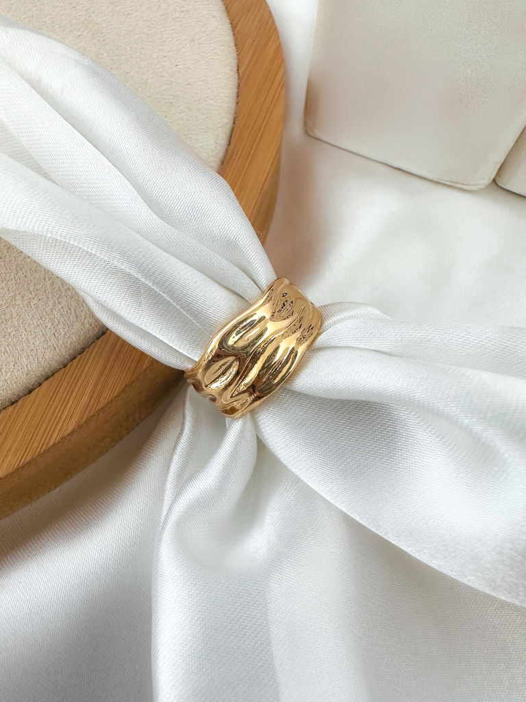 ANEL FOLHEADO A OURO 18K E PRATA DESIGNER AMASSADO