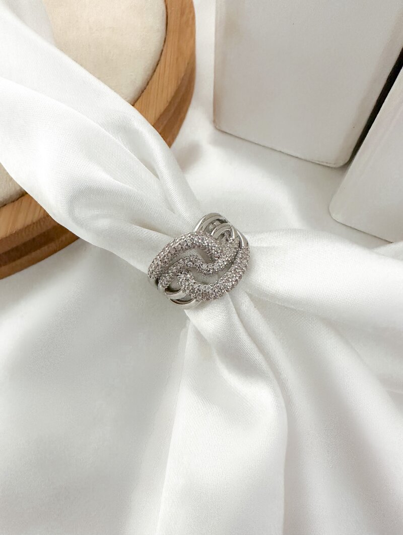 ANEL FOLHEADO A OURO 18K E PRATA DESING ENTRELAÇADO COM ZIRCONIA