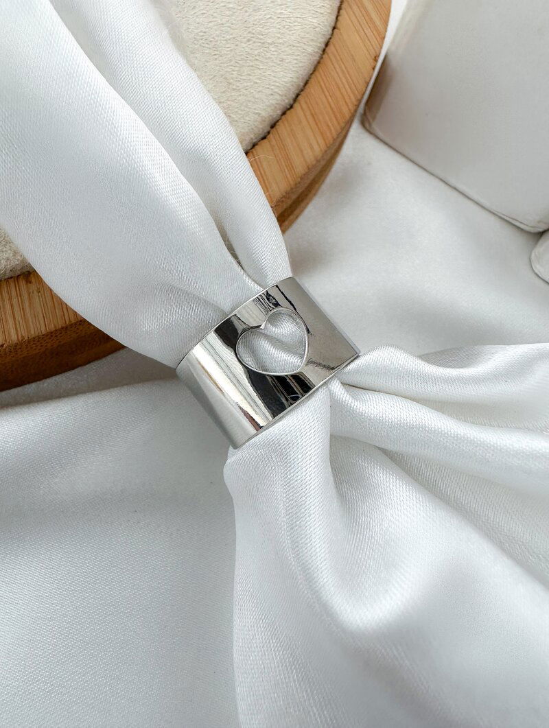 Anel Folheado a Ouro 18k e Prata Detalhe Coração Vazado