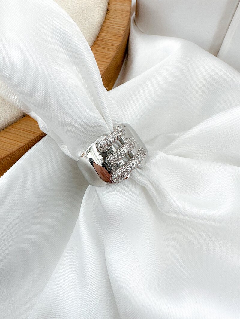 anel folheado a ouro 18k e prata detalhe vazado cravejado