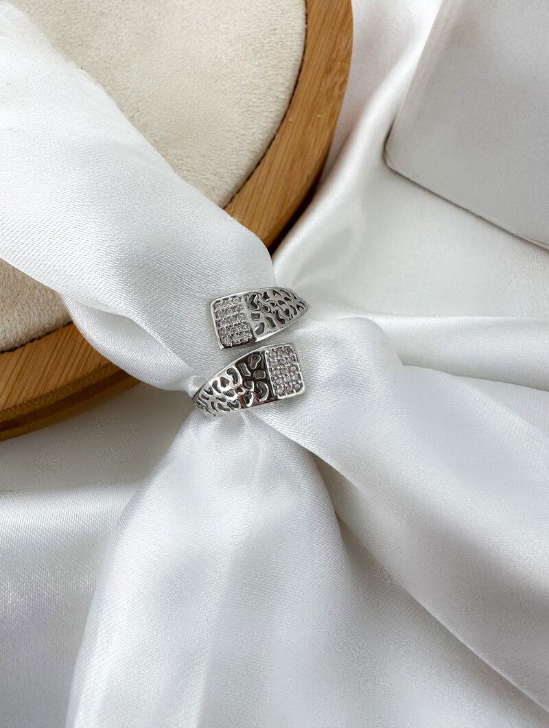 ANEL FOLHEADO A OURO 18K E PRATA DETALHES VAZADOS COM ZIRCONIA