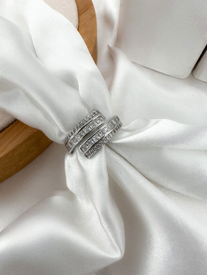 Anel Folheado a Ouro 18k e Prata Dois Fios Zircônias com Detalhe Cravejado