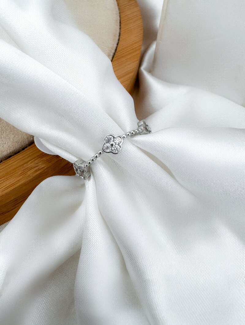 Anel Folheado a Ouro 18k e Prata Flores Minimalistas Cravejadas 'Inspiração'