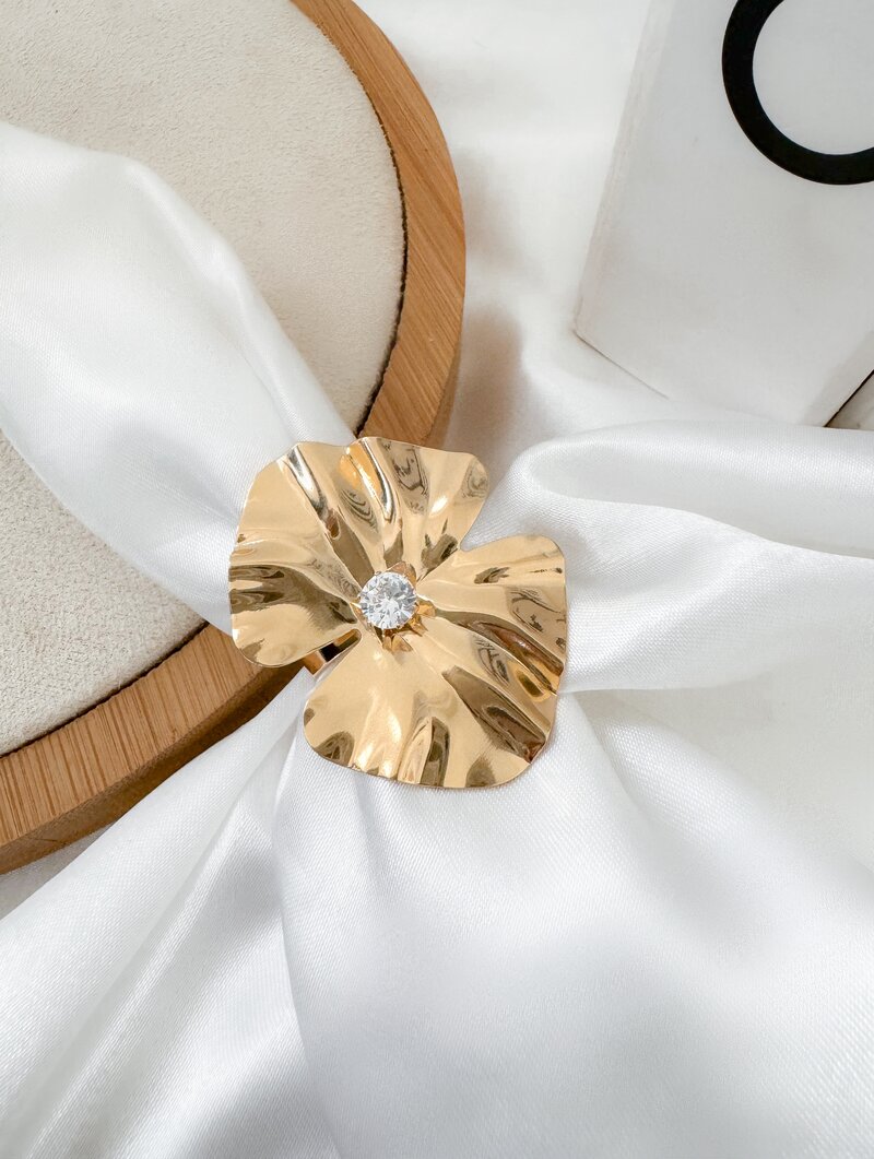 Anel Folheado a Ouro 18k e Prata Martelado com Zircônia Central