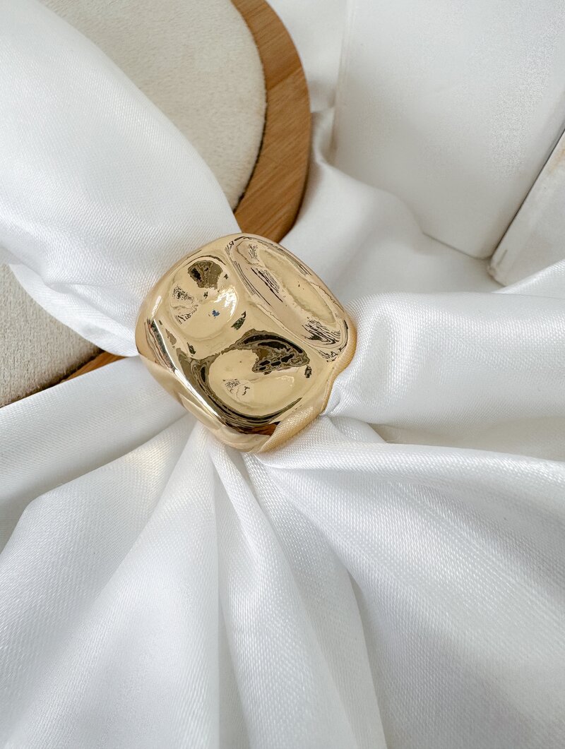 Anel Folheado a Ouro 18k e Prata Quadrado Martelado Liso