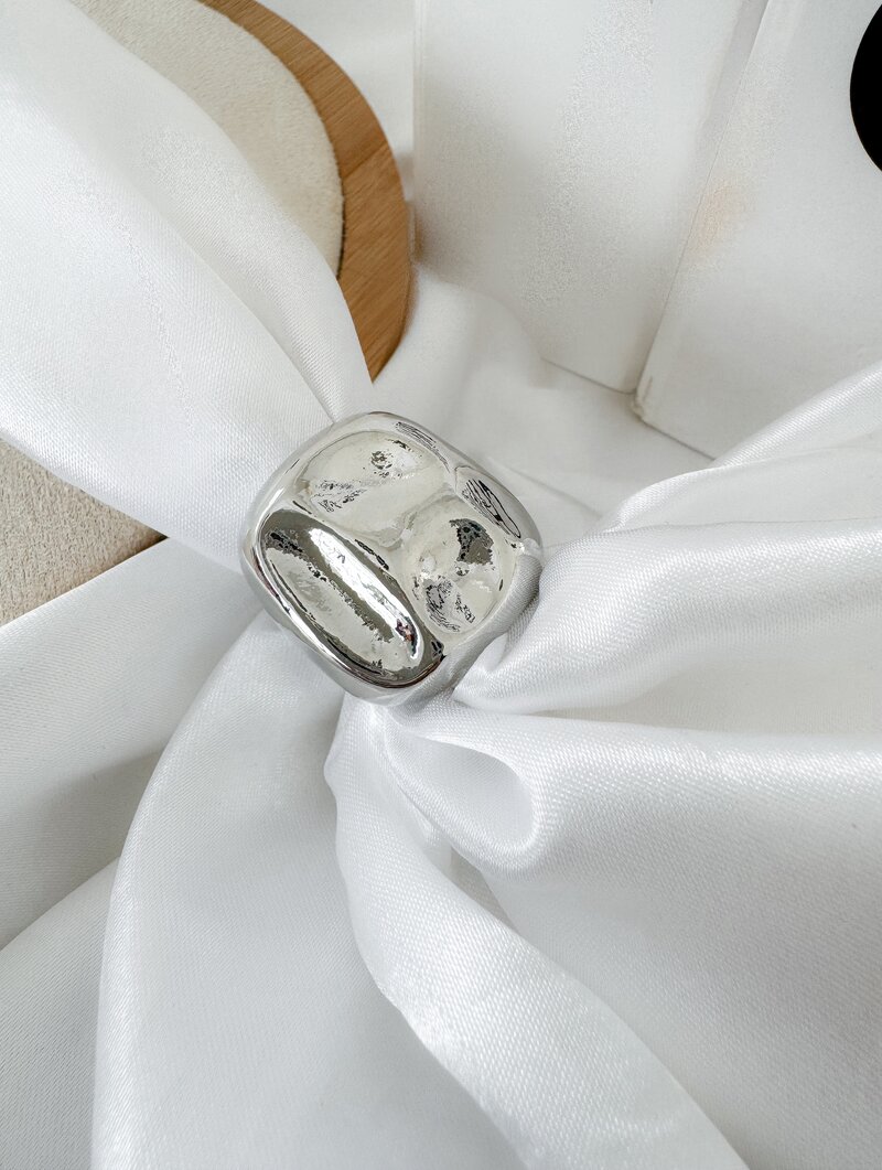 Anel Folheado a Ouro 18k e Prata Quadrado Martelado Liso
