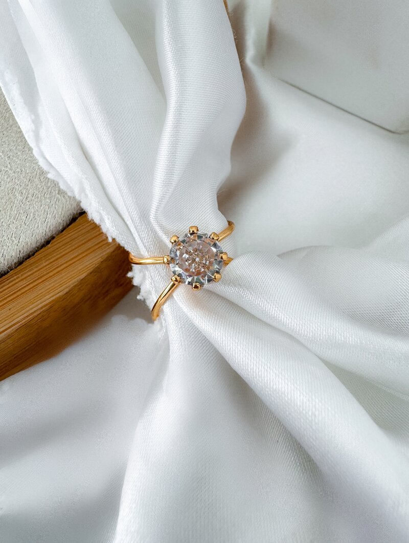 Anel Folheado a Ouro 18k Regulável Design Solitário