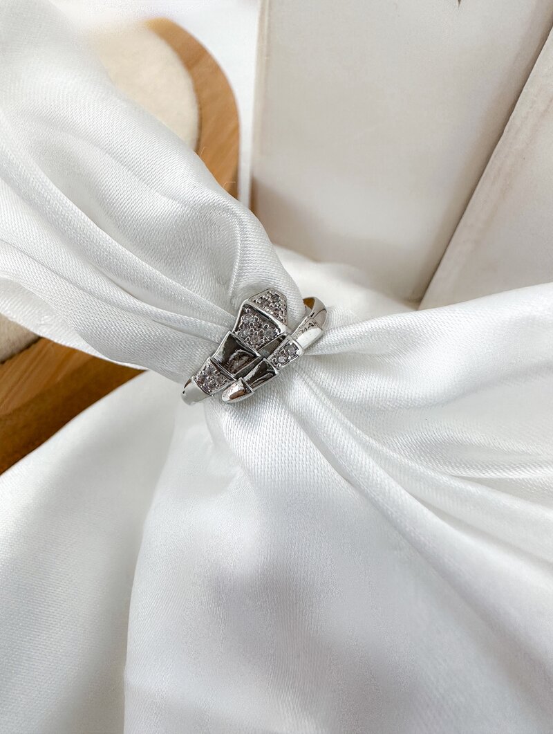 Anel Folheado a Ouro 18k e Prata Serpente com Detalhe Cravejado