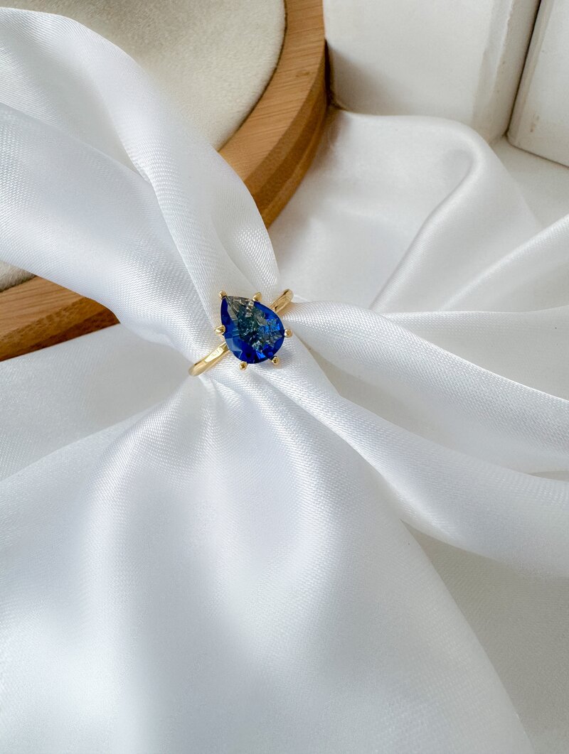 Anel Folheado a Ouro 18k e Prata Solitário com Gota de Zircônia