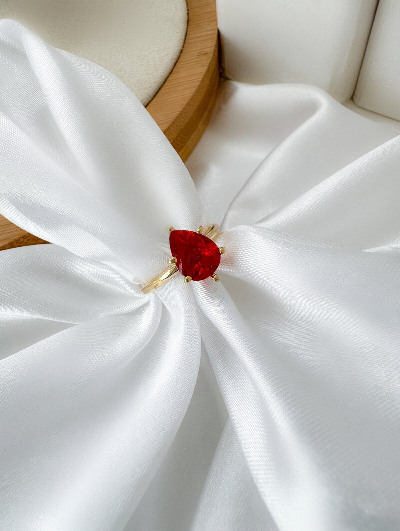 Anel Folheado a Ouro 18k e Prata Solitário com Gota de Zircônia