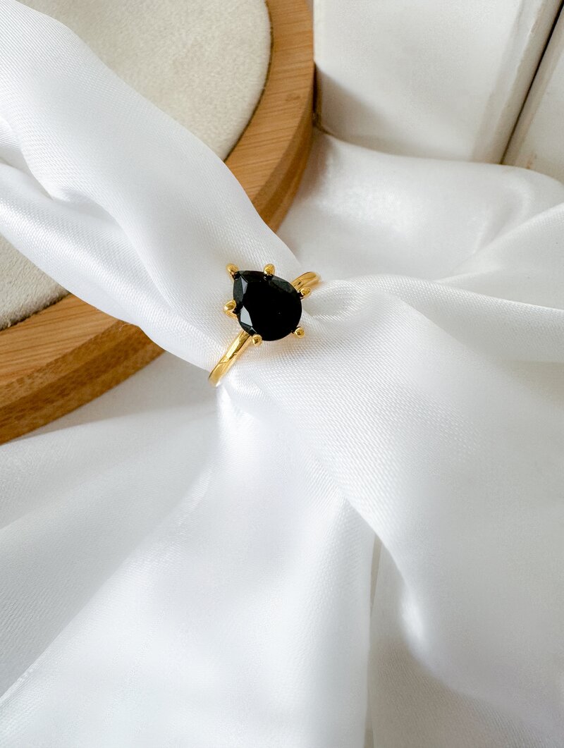 Anel Folheado a Ouro 18k e Prata Solitário com Gota de Zircônia