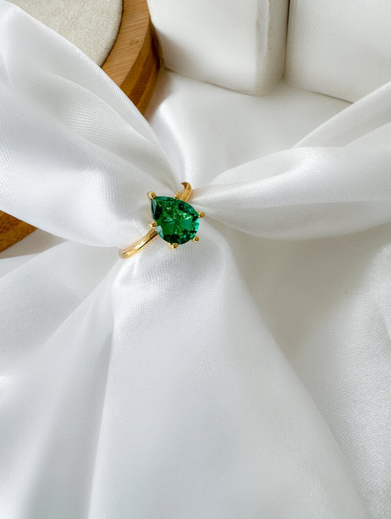 Anel Folheado a Ouro 18k e Prata Solitário com Gota de Zircônia