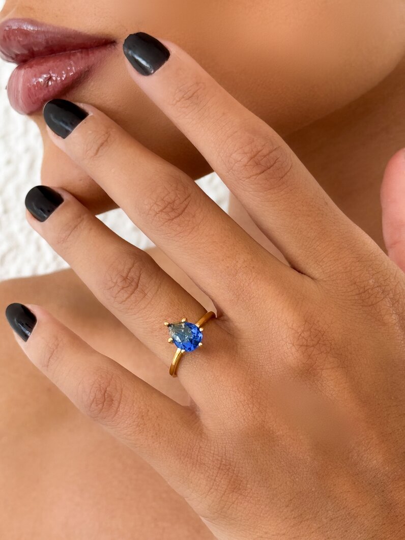 Anel Folheado a Ouro 18k e Prata Solitário com Gota de Zircônia