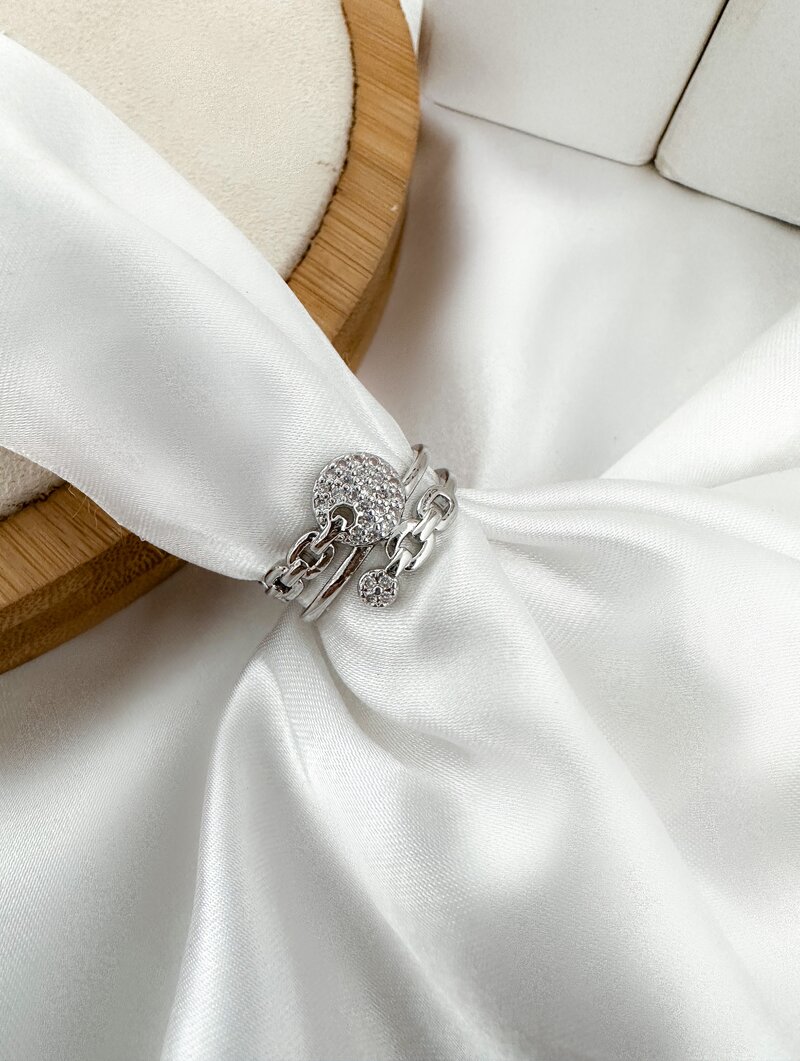 Anel Folheado a Ouro 18k e Prata Três Fios com Corrente e Detalhe Cravejado