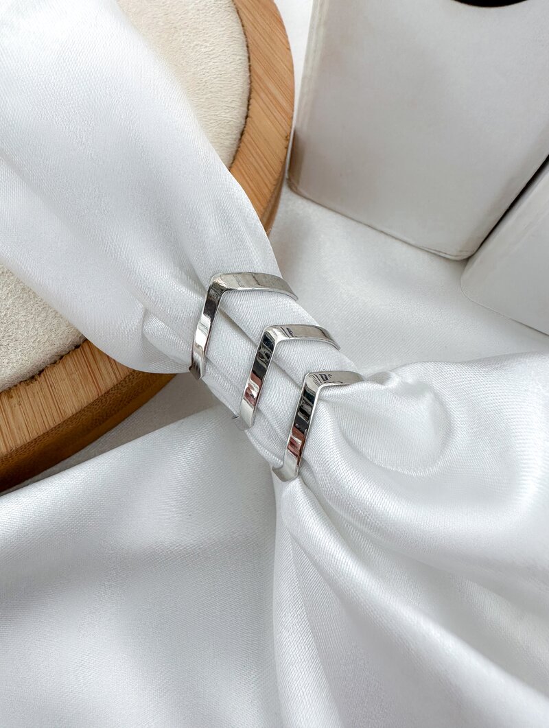 Anel Folheado a Ouro 18k e Prata Três Fios Design V