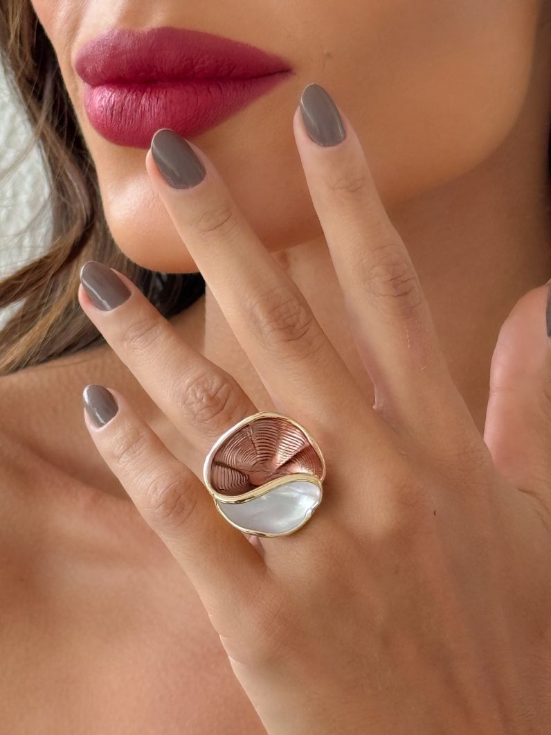 Anel Folheado a Ouro 18k Forma Orgânica Resinada