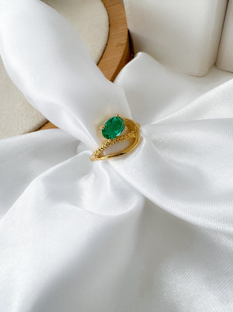 Anel Folheado a Ouro 18k Orgânico com Pedra Oval