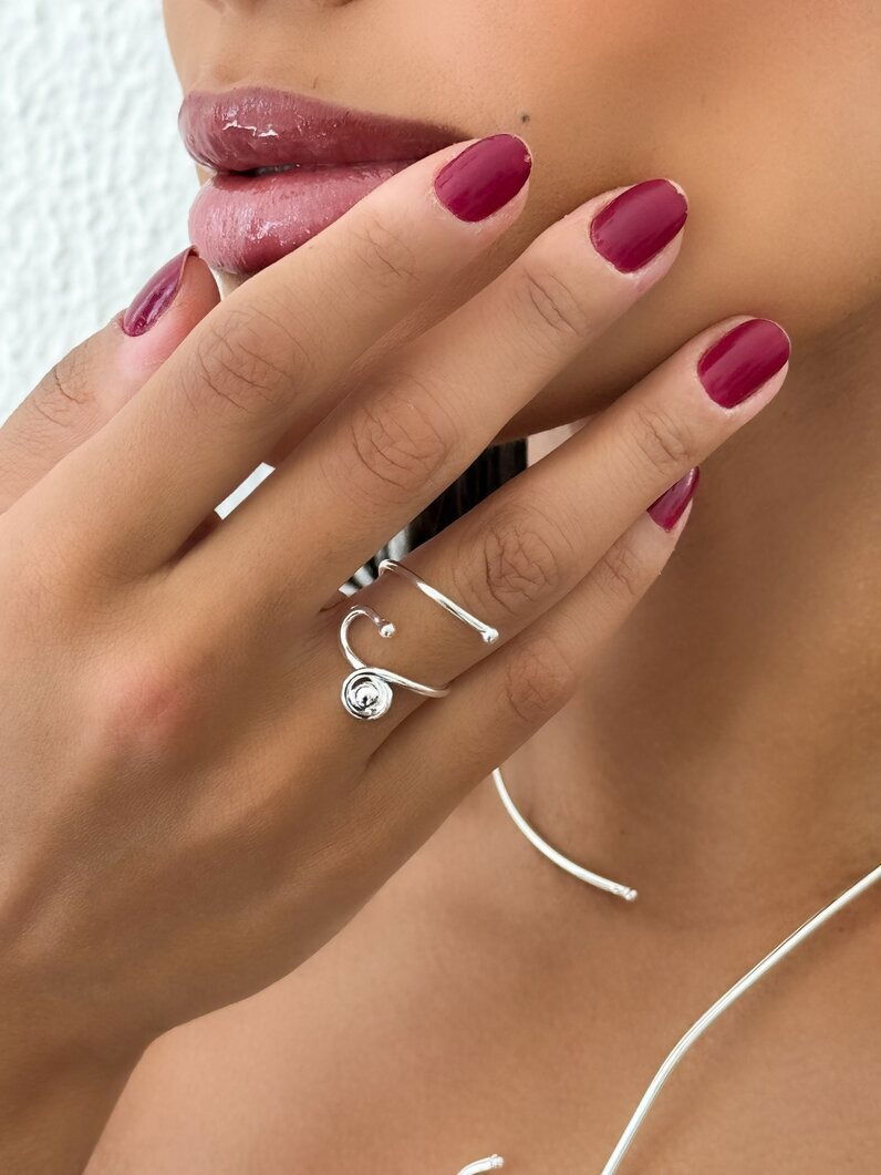 Anel folheado a ouro 18k torcido com esferas