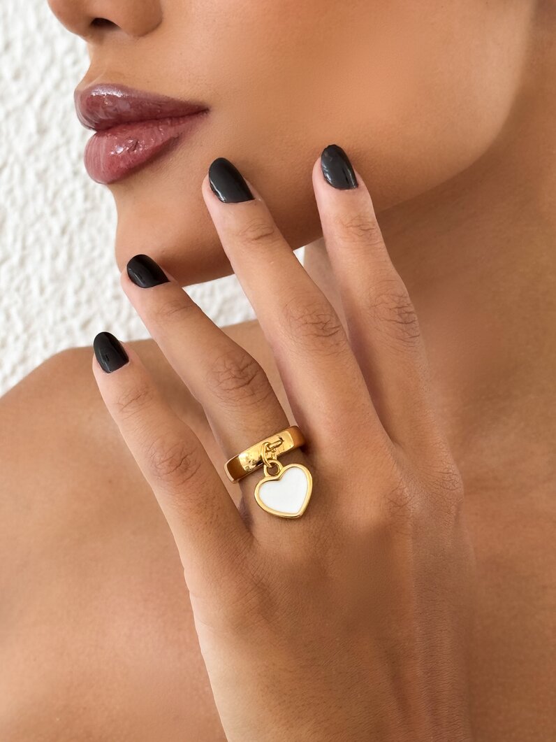 Anel regulável com pingente coração esmaltado semi joia