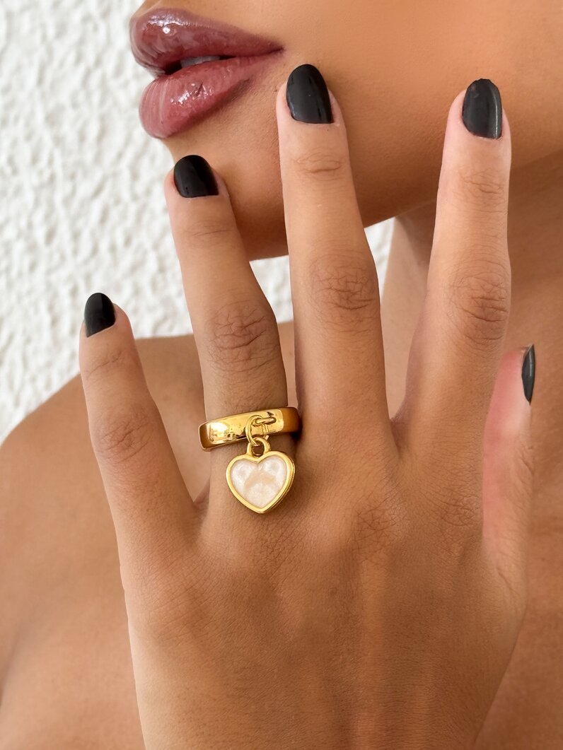 Anel regulável com pingente coração esmaltado semi joia