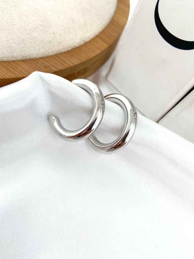 Argola tubo folheada a ouro média