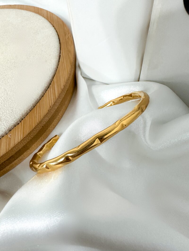Bracelete Folheado a Ouro 18K e Prata 925 Liso Detalhe Martelado