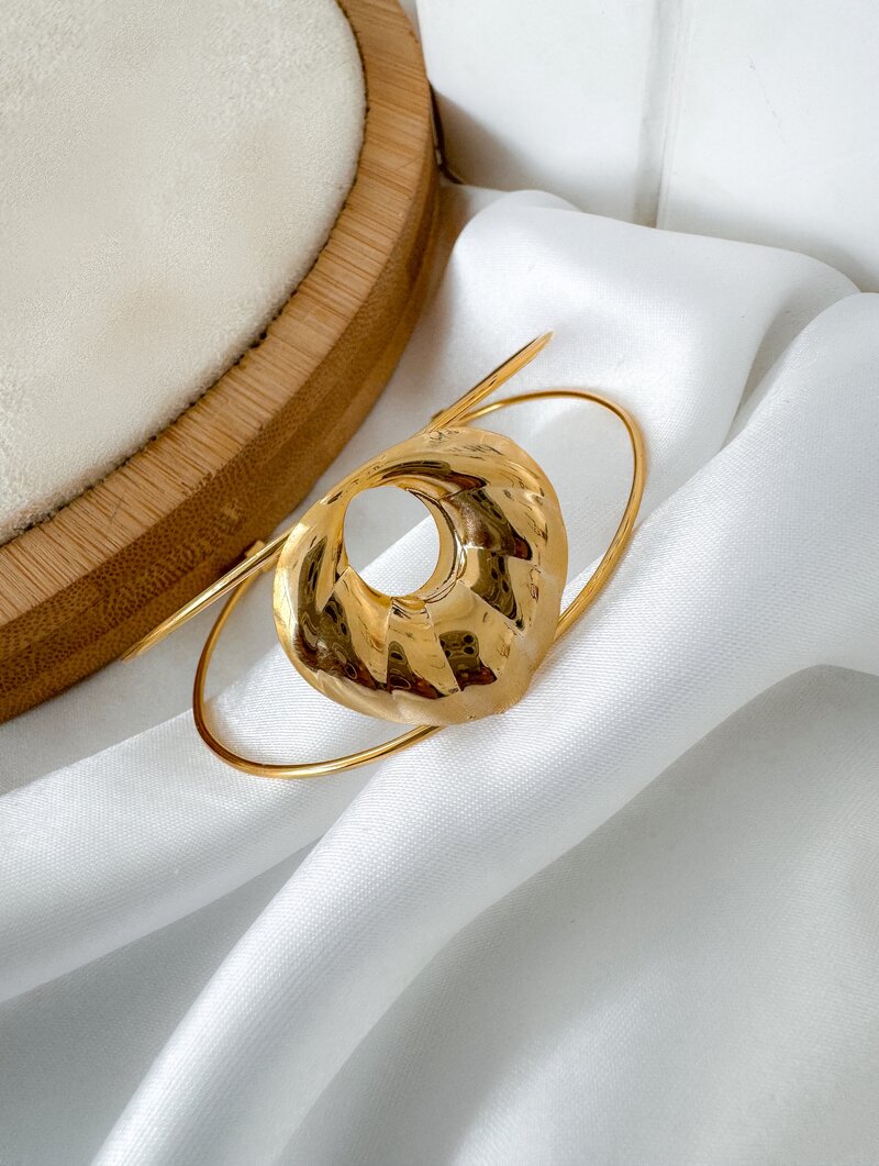 Bracelete Folheado a Ouro 18k Aro Dois Fios com Circulo Martelado com Detalhe Vazado