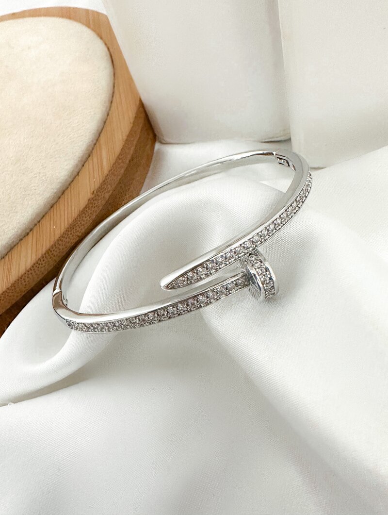 bracelete folheado a ouro 18k design prego detalhe cravejado