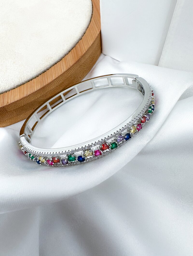 Bracelete Folheado a Ouro 18K e a Prata Cravejado com Micro Zircônias.