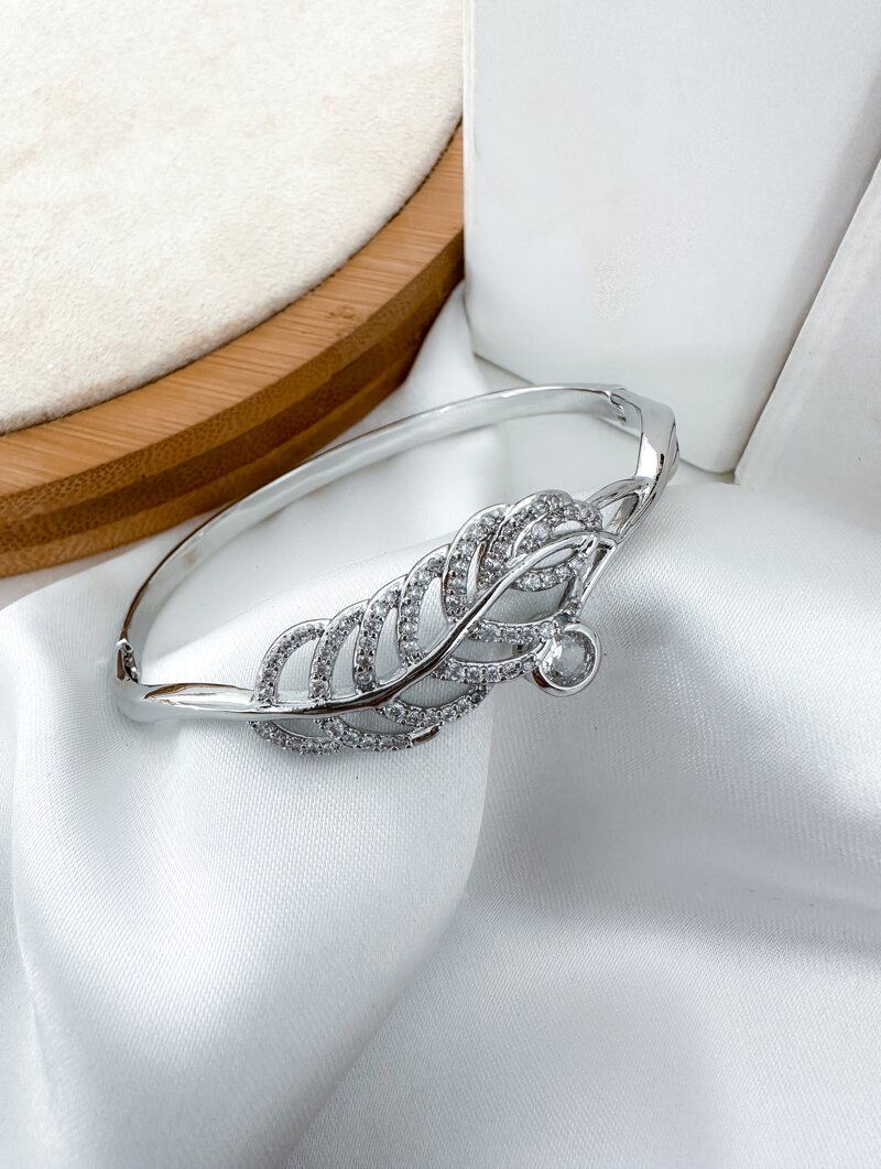 Bracelete Folheado a Ouro 18K e a Prata Design Folha com Ponto de Luz Cravejado