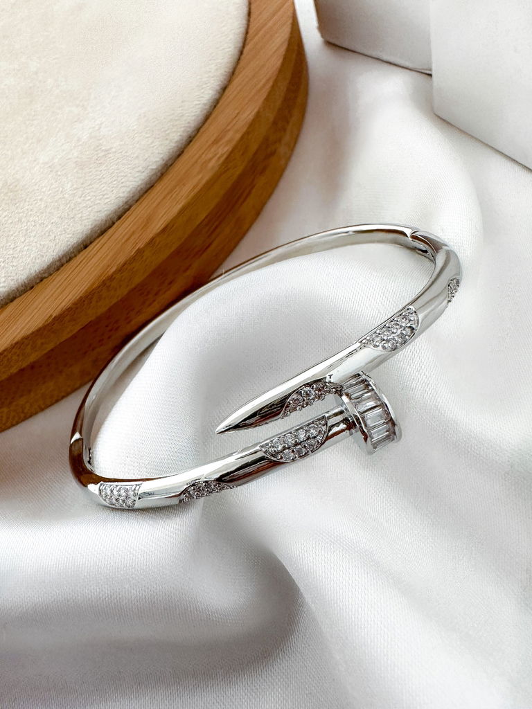 Bracelete folheado a ouro 18k e prata 925 prego com detalhes cravejados