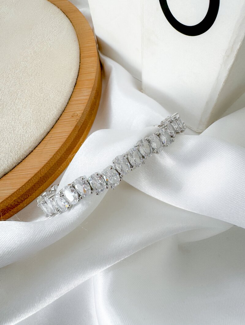 Bracelete Folheado a Ouro 18k e Prata Baguetes de Zircônias e Detalhes Vazados