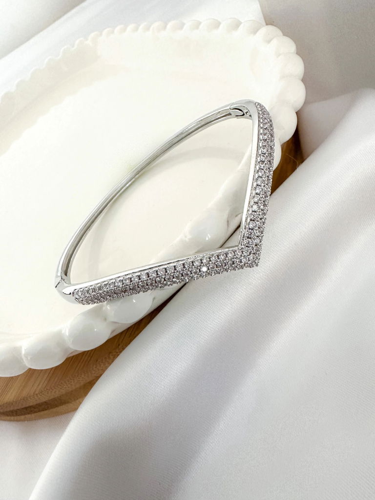 Bracelete Folheado A Ouro 18k E Prata Com Design V Em Zircônias