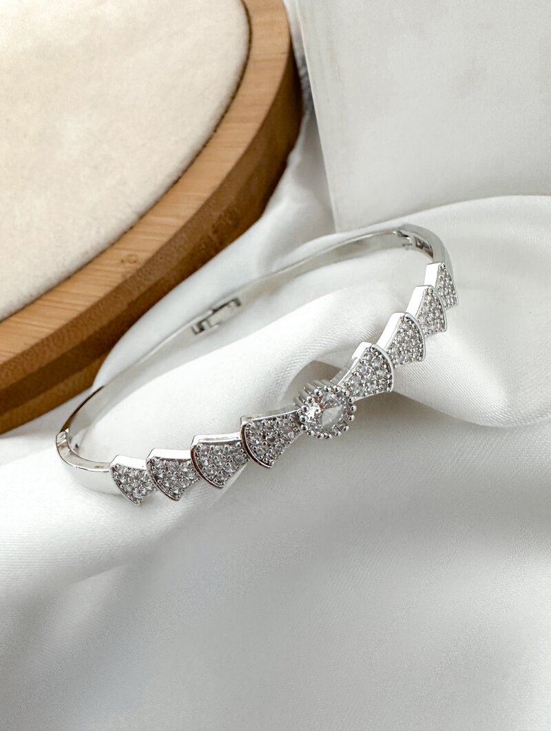 Bracelete Folheado a Ouro 18k e Prata Design Laço Cravejado