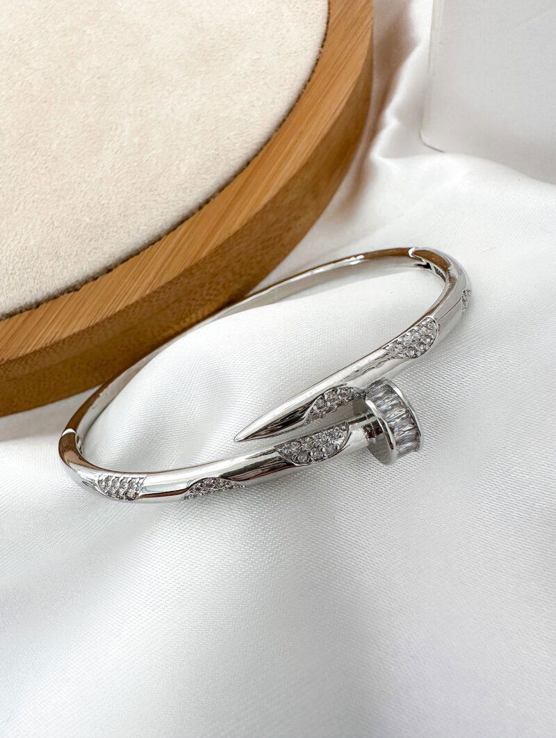 Bracelete Folheado a Ouro 18k e Prata Design Prego com Detalhes Cravejados